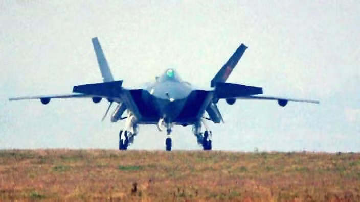 Ở phía bên kia, Trung Quốc cũng có một loại chiến đấu cơ thế hệ thứ năm thậm chí còn được coi là hiện đại ngang ngửa so với tiêm kích F-35 đó là chiến đấu cơ J-20 - một loại tiêm kích do Trung Quốc tự nghiên cứu và sản xuất. Nguồn ảnh: Sina.