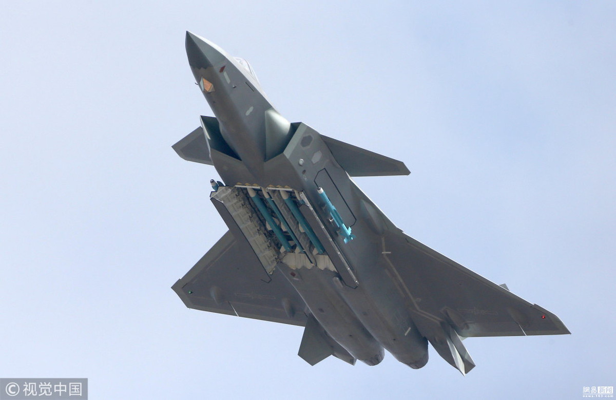 Hiện tại, Trung Quốc đang chỉ có trong biên chế khoảng 30 chiến đấu cơ loại này nhưng trong tương lai, khi Trung Quốc đưa dây chuyền sản xuất J-20 vào hoạt động hết công suất thì chắc chắn loại tiêm kích này sẽ gia tăng số lượng nhanh chóng, đủ sức đối đầu với các chiến đấu cơ F-35 của Nhật Bản. Nguồn ảnh: Sina.