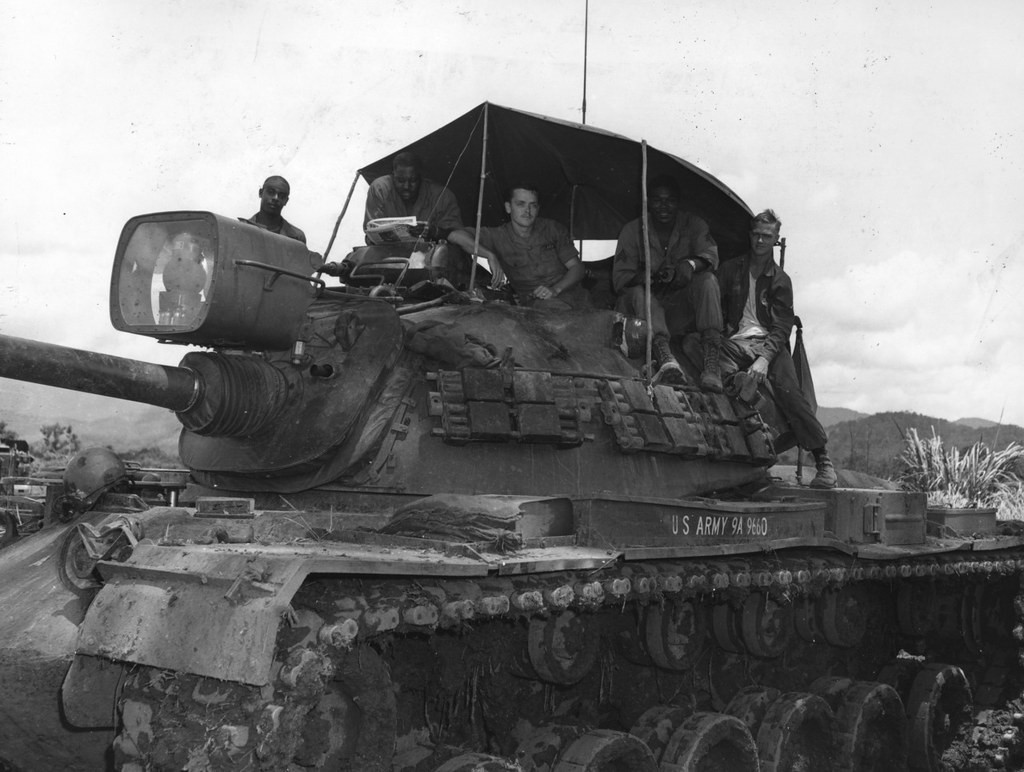 Một trong những khó khăn nhất của xe tăng M48 Patton khi tác chiến ở Việt Nam đó là vấn đề chiến thuật. Kiểu đánh du kích của Việt Nam khiến cho toàn bộ chiến thuật xe tăng của Mỹ xây dựng trước đó gần như phá sản. Nguồn ảnh: Pinterest.