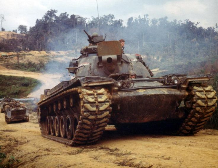 Bản thân quân đội Mỹ cũng rất khó khăn để đưa M48 Patton vào chiến trường khi phần lớn các cuộc hành quân, càn quét được Mỹ tiến hành ở miền Nam Việt Nam đều nằm ở những nơi đồng không mông quạnh, hoàn toàn không có đường bộ tiếp cận và binh lính phải được không vận tới chiến trường. Nguồn ảnh: Pinterest.