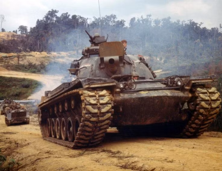 Bản thân quân đội Mỹ cũng rất khó khăn để đưa M48 Patton vào chiến trường khi phần lớn các cuộc hành quân, càn quét được Mỹ tiến hành ở miền Nam Việt Nam đều nằm ở những nơi đồng không mông quạnh, hoàn toàn không có đường bộ tiếp cận và binh lính phải được không vận tới chiến trường. Nguồn ảnh: Pinterest.