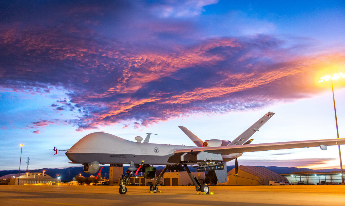 Máy bay không người lái MQ-9 Reaper được chế tạo bởi hãng General Atomics và được sử dụng bởi nhiều lực lượng không quân trên thế giới trong đó số lượng nhiều nhất là Không quân Mỹ, Không quân Italia và Không quân Hoàng gia Anh. Nguồn ảnh: USAF.