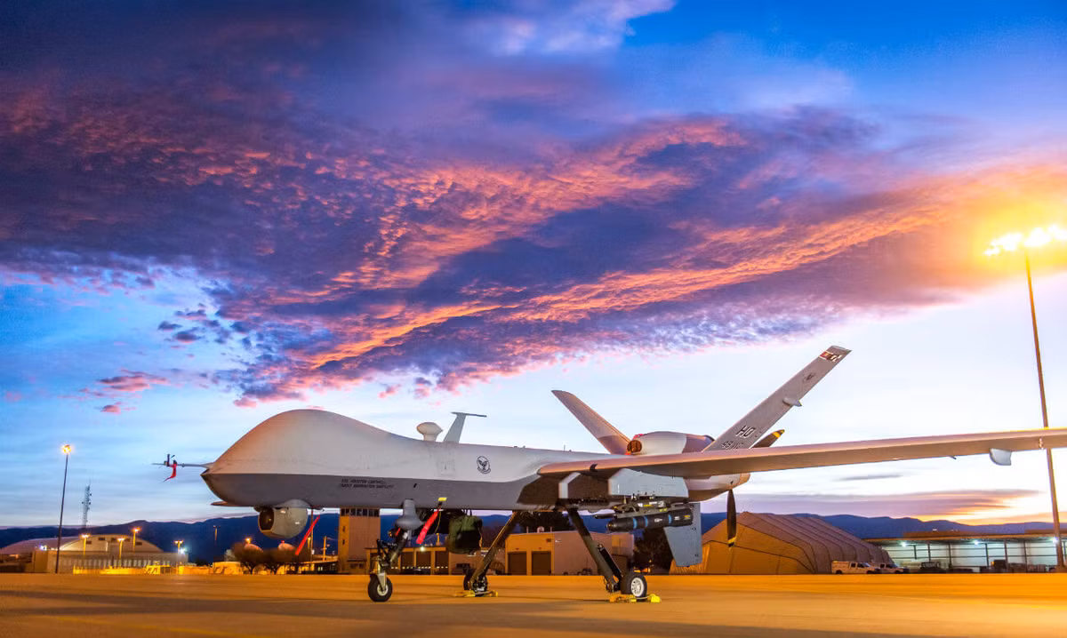 Máy bay không người lái MQ-9 Reaper được chế tạo bởi hãng General Atomics và được sử dụng bởi nhiều lực lượng không quân trên thế giới trong đó số lượng nhiều nhất là Không quân Mỹ, Không quân Italia và Không quân Hoàng gia Anh. Nguồn ảnh: USAF.
