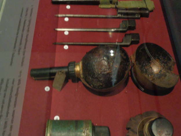 Ban đầu, Hội Đồng Quản trị của Bộ Chiến Tranh đã không thông qua việc sử dụng và cấp phát đại trà quả lựu này cho Quân đội Anh, nhưng với sự can thiệp cá nhân của Thủ Tướng Anh Winston Churchill lúc bấy giờ, quả lựu đạn đã được đưa vào sãn xuất đại trà. Nguồn ảnh: Wartool.