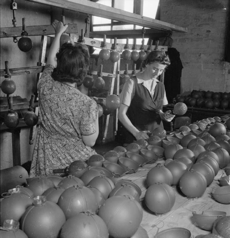 Tuy nhiên, quả lựu đạn chống tăng này cũng có một số lỗi thiết kế. Trong các cuộc thử nghiệm, quả lựu thất bại khi ném vào các xe tăng bám bụi bặm hoặc bùn đất, hơn nữa, nếu người sử dụng không cẩn thận sau khi giải phóng lớp vỏ kim loại, quả lựu có thể dễ dàng dính vào quân phục của anh ta. Nguồn ảnh: Wartool.