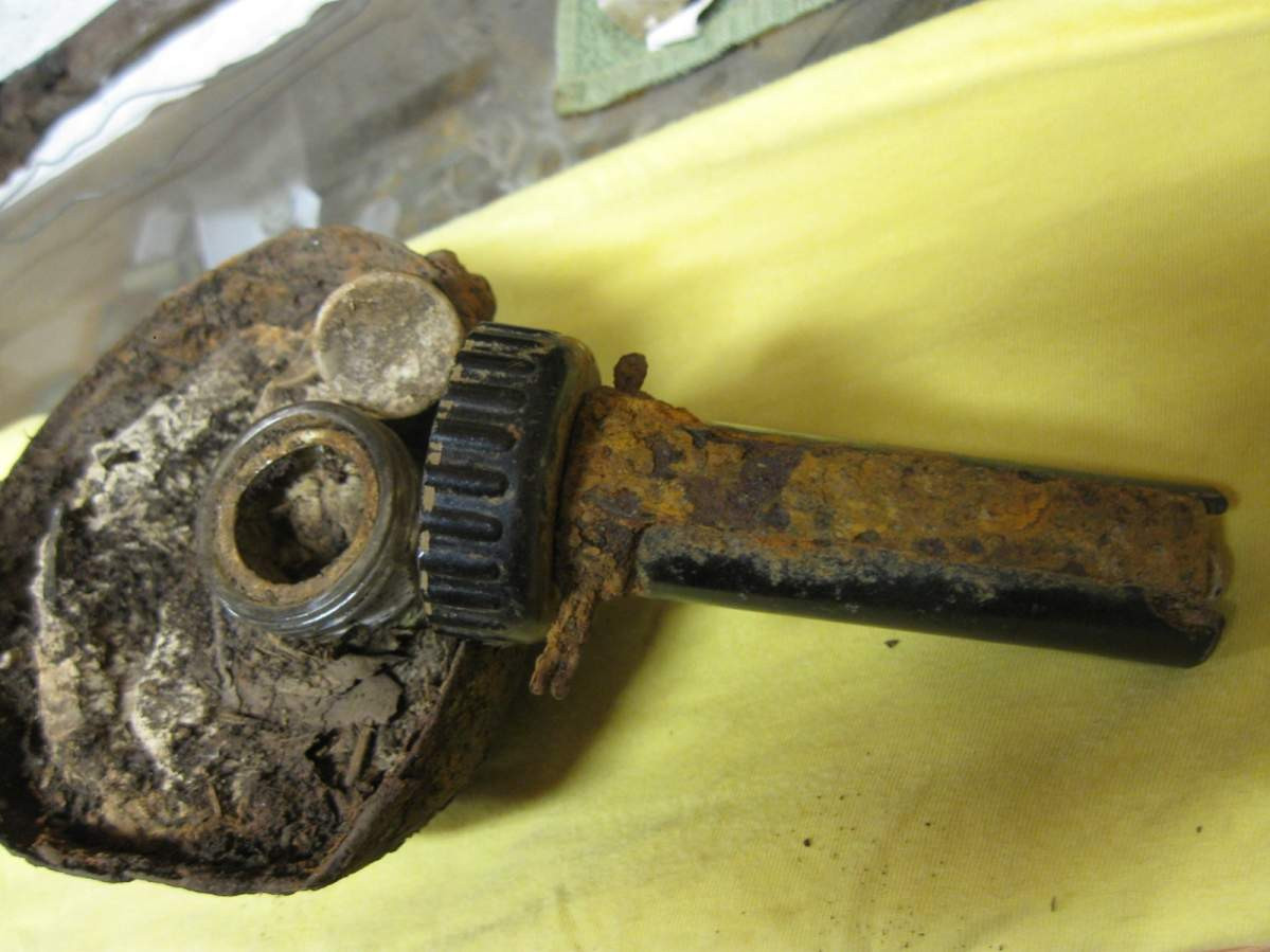 Trong khoảng thời gian từ năm 1940 tới năm 1943, đã có xấp xỉ khoảng 2.5 triệu quả lựu dính được sản xuất, tuy chủ yếu chỉ được cấp phát cho Lực lượng phòng vệ quốc đảo, nhưng cũng được sử dụng bởi các lực lượng của Anh và Đồng minh ở Bắc Phi. Nguồn ảnh: Wartool.