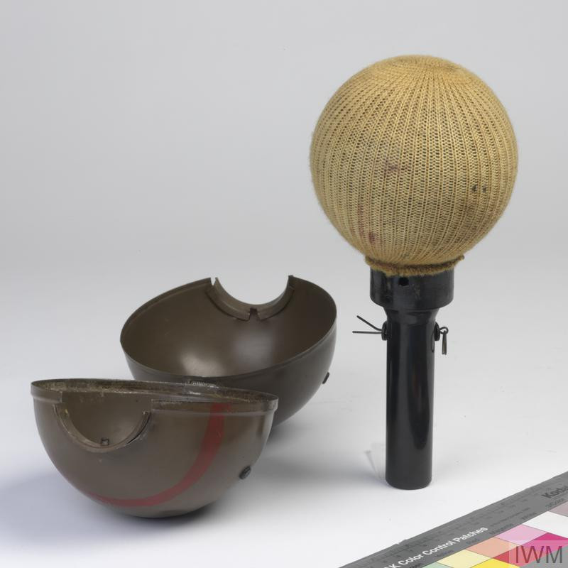 Tất nhiên, vì tên gọi của loại vũ khí này là bom dính nên nó sẽ dính chặt vào bề mặt của xe tăng, thiết giáp ngay khi tiếp xúc thay vì đập vào và nảy ra như các loại lựu đạn thông thường khác. Nguồn ảnh: Wartool.