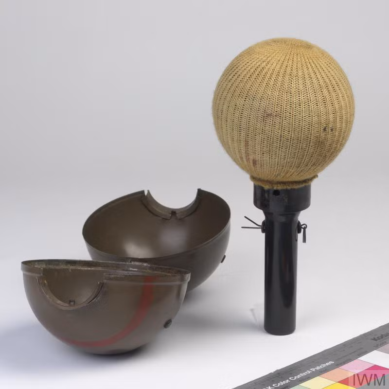 Tất nhiên, vì tên gọi của loại vũ khí này là bom dính nên nó sẽ dính chặt vào bề mặt của xe tăng, thiết giáp ngay khi tiếp xúc thay vì đập vào và nảy ra như các loại lựu đạn thông thường khác. Nguồn ảnh: Wartool.