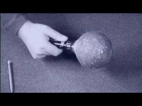 Khi người sử dụng kéo chốt trên của tay cầm lựu đạn, vỏ kim loại sẽ rơi ra và để lộ một quả cầu dính. Nếu kéo một chốt khác sẽ kích hoạt thêm cơ chế nổ và người sử dụng có thể dùng nó để ném quả lựu vào xe tăng hoặc xe cơ giới của địch. Nguồn ảnh: Wartool.