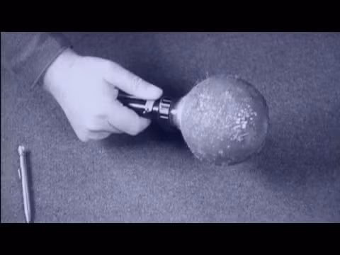 Khi người sử dụng kéo chốt trên của tay cầm lựu đạn, vỏ kim loại sẽ rơi ra và để lộ một quả cầu dính. Nếu kéo một chốt khác sẽ kích hoạt thêm cơ chế nổ và người sử dụng có thể dùng nó để ném quả lựu vào xe tăng hoặc xe cơ giới của địch. Nguồn ảnh: Wartool.