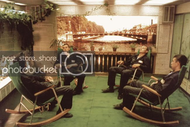 Các sĩ quan Liên Xô trong phòng sinh hoạt chung trên tàu ngầm hạt nhân lớp Typhoon. Nguồn ảnh: QQ.