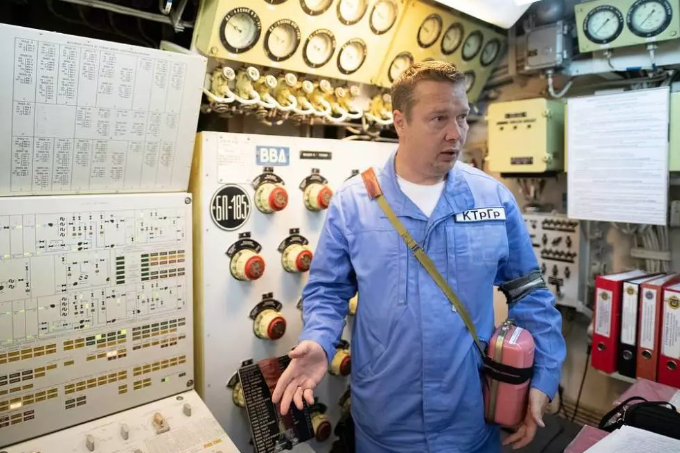 Được đóng theo công nghệ cũ từ những năm 80 của thế kỷ trước nên bên trong tàu ngầm hạt nhân Typhoon có chi chít các đồng hồ cơ học và nút bấm công tắc điện. Nguồn ảnh: QQ.