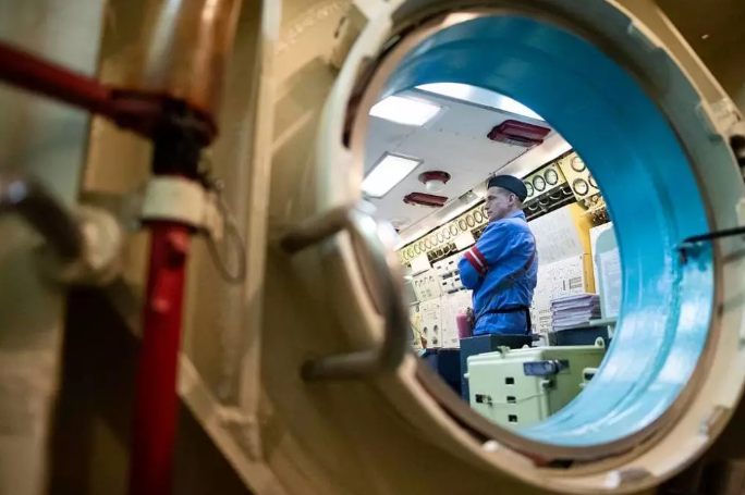 Việc có thuỷ thủ đoàn ít sẽ giúp cho không gian bên trong tàu ngầm Typhoon rộng rãi hơn rất nhiều khi không gian dành cho phòng ngủ và phòng ăn hay thậm chí là nhà vệ sinh sẽ bị cắt bớt đi. Nguồn ảnh: QQ.