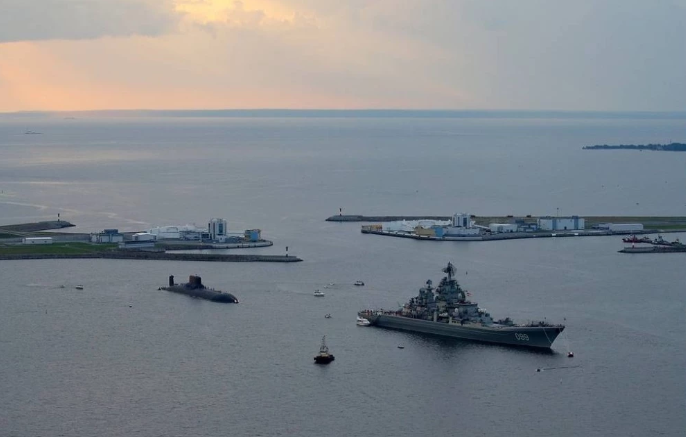 Về mặt lý thuyết, tàu ngầm Typhoon có khả năng hoạt động liên tục 120 ngày lặn dưới mặt nước. Đây là khoảng thời gian cực kỳ dài, đòi hỏi trên tàu phải có thiết bị giải trí cho thuỷ thủ và sĩ quan chỉ huy. Nguồn ảnh: QQ.