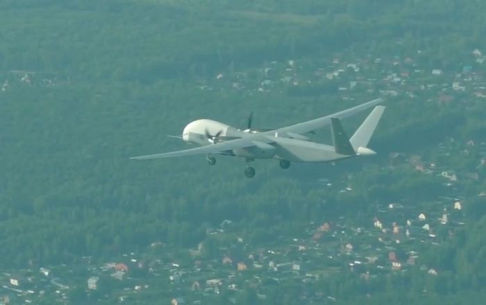 Mặc dù vậy, Altius-U vẫn có khả năng hoạt động như một máy bay không người lái vũ trang khi nó có thể mang theo lượng vũ khí lên tới 1 tấn. Điều này đồng nghĩa với việc chiếc UAV này có khả năng mang theo gần như mọi loại bom thông thường đang có trong biên chế của không quân Nga. Nguồn ảnh: Pinterest.