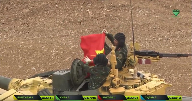 Đội tuyển Việt Nam ăn mừng cùng quốc kỳ sau khi hoàn thành bài thi với thứ hạng cao và thành tích rất tốt. Nguồn ảnh: Armygame2019.