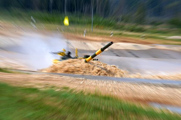 Cụ thể, ở vòng đấu loại, đội tuyển Việt Nam tưởng chừng xếp đồng hạng nhất cùng đội tuyển Cuba với thành tích hoàn thành bài thi trong thời gian 32 phút 17 giây, tuy nhiên đội tuyển Cuba lại được xếp trên chúng ta vì hạ được nhiều hơn 1 bia mục tiêu. Xếp sau Việt Nam và Cuba lần lượt là hai kíp lái của Angola và Sudan. Nguồn ảnh: Armygame2019.