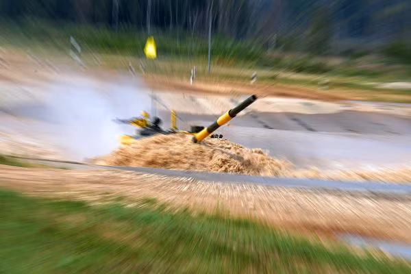 Cụ thể, ở vòng đấu loại, đội tuyển Việt Nam tưởng chừng xếp đồng hạng nhất cùng đội tuyển Cuba với thành tích hoàn thành bài thi trong thời gian 32 phút 17 giây, tuy nhiên đội tuyển Cuba lại được xếp trên chúng ta vì hạ được nhiều hơn 1 bia mục tiêu. Xếp sau Việt Nam và Cuba lần lượt là hai kíp lái của Angola và Sudan. Nguồn ảnh: Armygame2019.