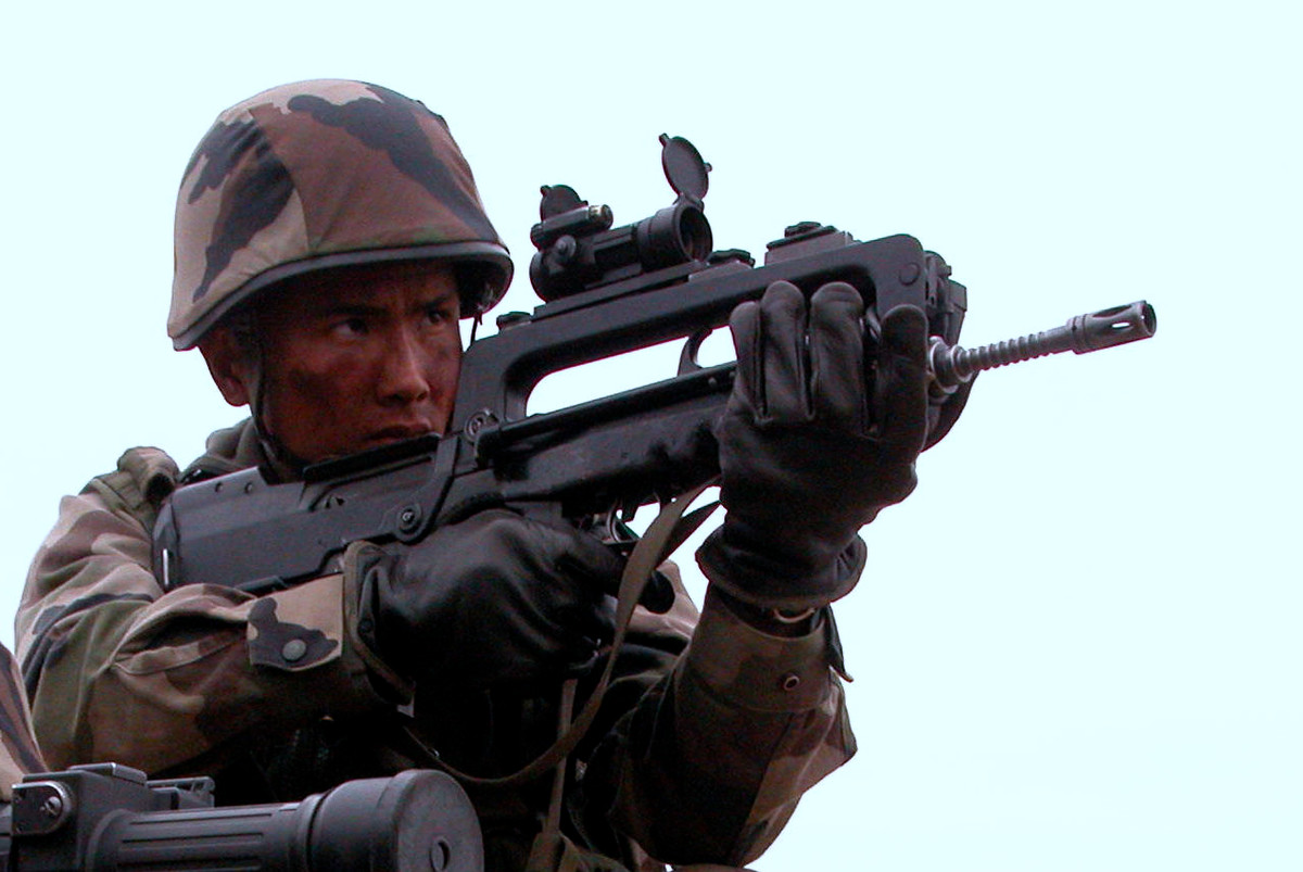 Điểm đặc biệt của FAMAS đó là hộp tiếp đạn nguyên bản của nó có cơ số đạn 25 viên thay vì 20 viên hoặc 30 viên như thông thường. Nguồn ảnh: Pinterest.