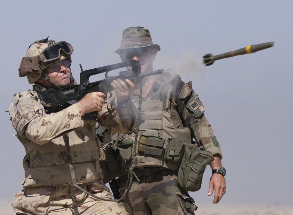 Khẩu súng này có độ giật cực kỳ thấp nhưng tầm bắn hiệu quả vẫn đạt trên trung bình, cho phép người lính bắn áp chế mục tiêu với hoả lực cực kỳ dày đặc, đảm bảo mọi mục tiêu của khẩu FAMAS sẽ không thể "ngóc đầu" lên được khi đã vào tầm ngắm của khẩu súng trường tấn công này. Nguồn ảnh: Maipin.