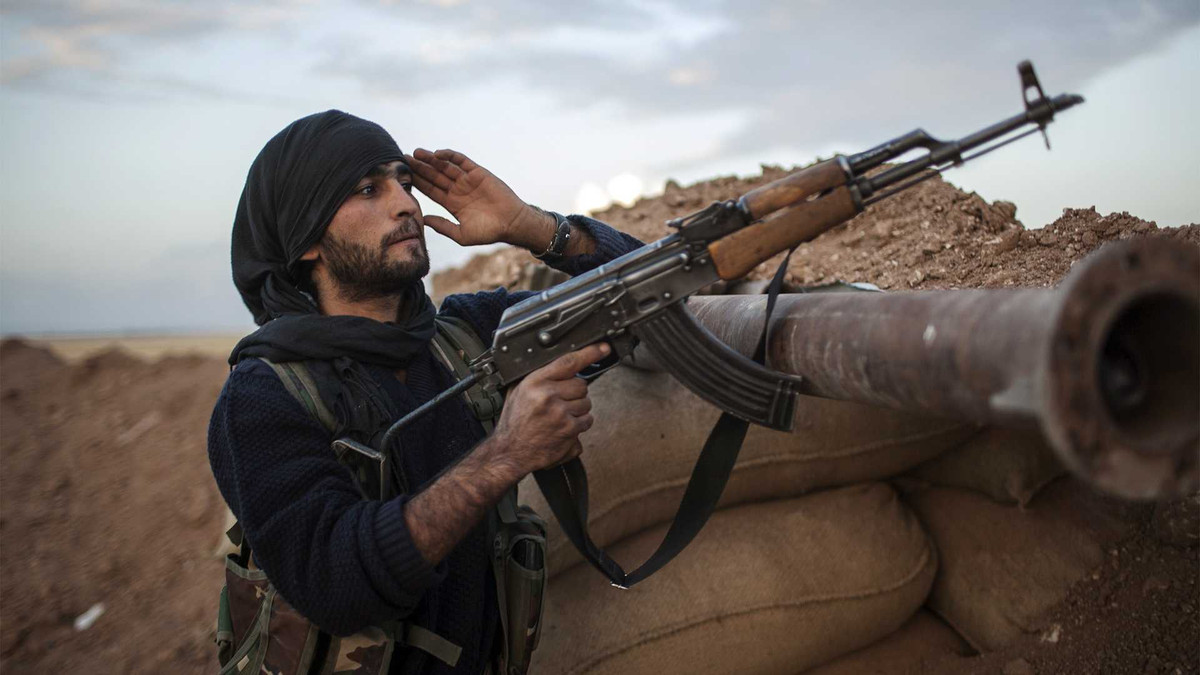 AK-47 gắn liền với nhiều cuộc cách mạng và các cuộc giải phóng dân tộc vì nó là khẩu súng rẻ tiền, dễ sử dụng, chịu được điều kiện tự nhiên khắc nghiệt, cỡ nòng lớn uy lực cao cho phép nó có khả năng hạ gục mọi mục tiêu chỉ ngay từ loạt đạn đầu tiên. Nguồn ảnh: Pinterest.