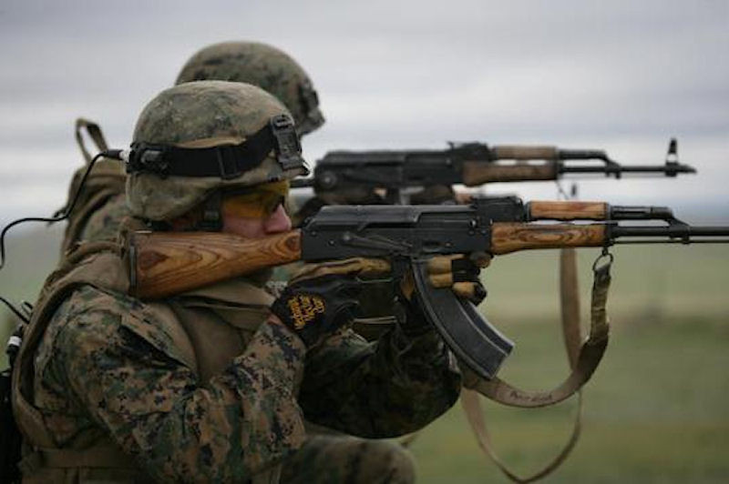 Cuối cùng là khẩu súng trường tấn công huyền thoại, khẩu súng của mọi khẩu súng và được coi là loại vũ khí huỷ diệt hàng loạt kinh khủng nhất trong lịch sử nhân loại, khẩu AK-47. Nguồn ảnh: Rifle.