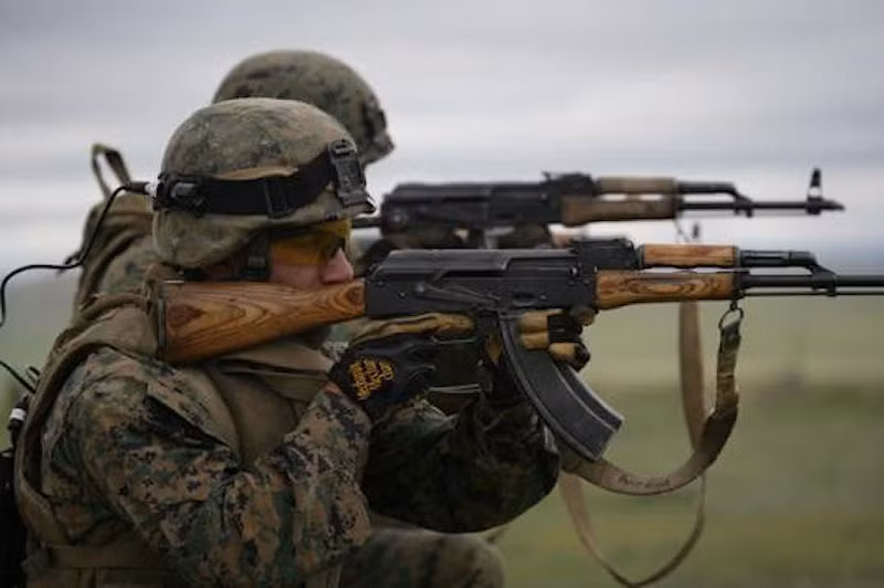 Cuối cùng là khẩu súng trường tấn công huyền thoại, khẩu súng của mọi khẩu súng và được coi là loại vũ khí huỷ diệt hàng loạt kinh khủng nhất trong lịch sử nhân loại, khẩu AK-47. Nguồn ảnh: Rifle.