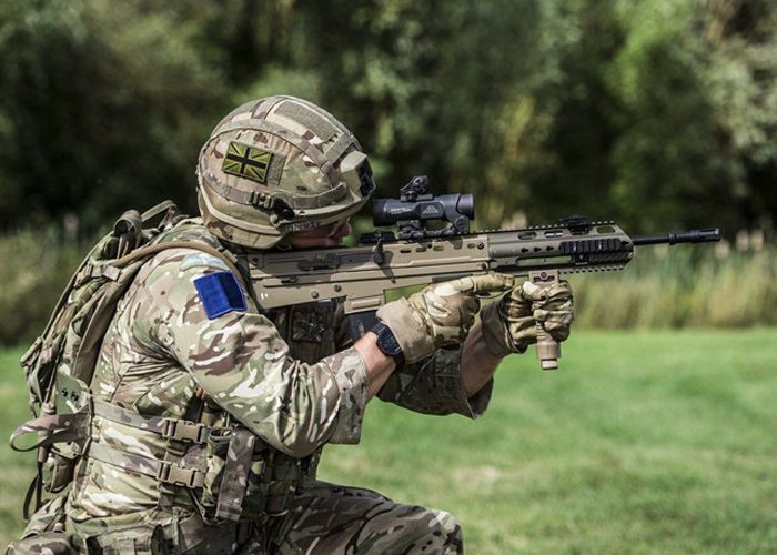 Súng có thể sử dụng được nhiều loại đạn cỡ 5,56mm khác nhau và có rất nhiều phiên bản tuỳ biến cực kỳ hiện đại. Đây cũng là một trong những loại vũ khí được sử dụng rất nhiều bởi quân đội của các quốc gia nằm trong khối thịnh vượng chung. Nguồn ảnh: Pinterest.
