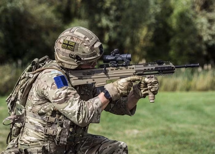 Súng có thể sử dụng được nhiều loại đạn cỡ 5,56mm khác nhau và có rất nhiều phiên bản tuỳ biến cực kỳ hiện đại. Đây cũng là một trong những loại vũ khí được sử dụng rất nhiều bởi quân đội của các quốc gia nằm trong khối thịnh vượng chung. Nguồn ảnh: Pinterest.