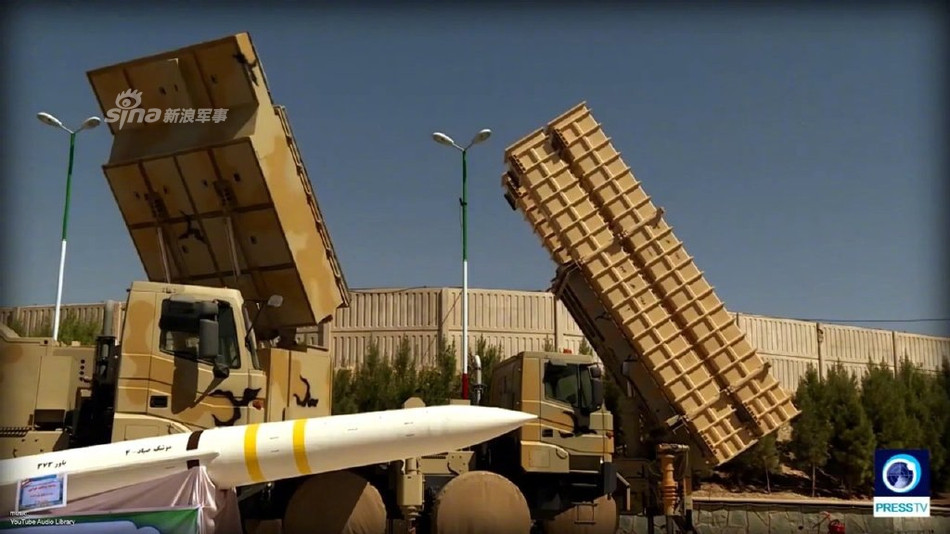 Giống với S-300, tổ hợp tên lửa Bavar-373 cũng là một dạng tên lửa đất đối không tầm xa, có khả năng cơ động cao. Tổ hợp tên lửa này được Iran nghiên cứu và phát triển từ năm 2010 và tới tháng 8/2016 chính thức được lộ diện. Nguồn ảnh: Sina.