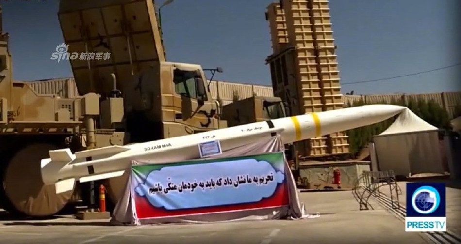 Mặc dù lệnh cấm xuất khẩu S-300 cho Iran đã được Moscow dỡ bỏ từ năm 2015, tuy nhiên một năm sau đó, tổ hợp Bavar-373 vẫn được Iran đưa vào biên chế thay vì mua trực tiếp tên lửa S-300 từ Nga - điều này cho thấy việc Iran tự tin ra sao vào tổ hợp tên lửa do nước này tự sản xuất. Nguồn ảnh: Sina.