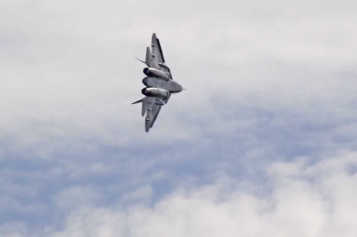 Theo truyền thông Nga, phiên bản tiêm kích Su-57E sẽ được nước này nhắm tới thị trường Trung Đông với những quốc gia giàu có và cực kỳ "chịu chi". Tuy nhiên cũng không loại trừ khà năng Thổ Nhĩ Kỳ hoặc một quốc gia nào đó ở Đông Nam Á sẽ là khách hàng đầu tiên của Su-57E. Nguồn ảnh: BI.