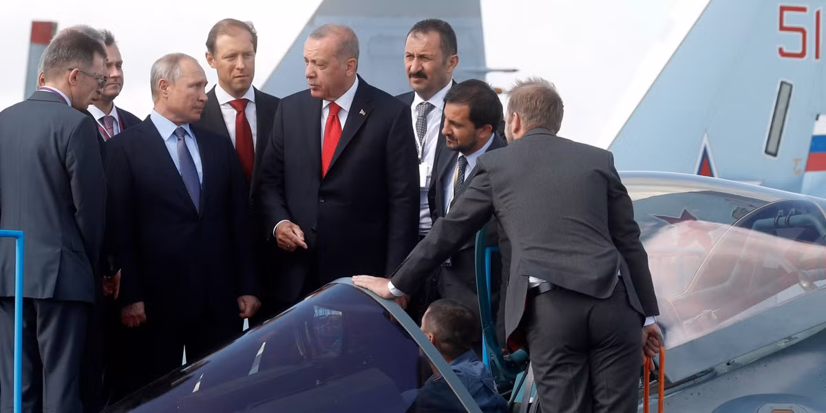 Trong khuôn khổ của triển lãm hàng không MAKS-2019 hiện đang diễn ra ở Moscow, Tổng thống Thổ Nhĩ Kỳ và Tổng thống Nga đã có cuộc gặp nhanh ngay trong khuôn viên trưng bày vũ khí. Tại đây, ông Erdogan cực kỳ để ý tới chiếc tiêm kích Su-57 thế hệ năm của Nga. Nguồn ảnh: BI.