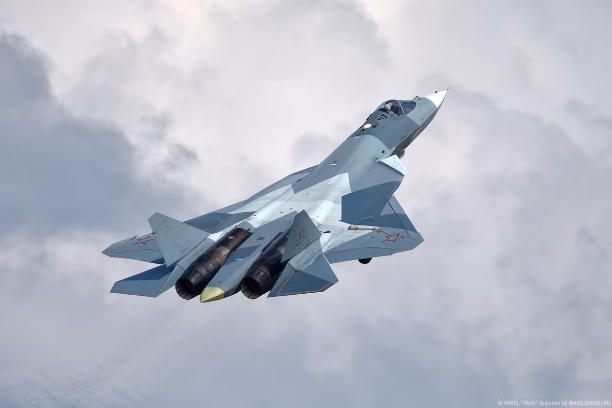 Việc Nga đưa ra phiên bản Su-57E trình làng vào cuối năm nay được cho là nằm ngoài kế hoạch và sớm hơn dự đoán. Tuy nhiên nhiều chuyên gia cũng khẳng định, việc Ấn Độ rút ra khỏi chương trình Su-57 là một trong những lý do khiến Nga cần xuất khẩu loại tiêm kích này nhằm huy động nguồn lực nước ngoài vào việc tái đầu tư và sản xuất Su-57 với số lượng lớn cho chính Không quân Vũ trụ Nga. Nguồn ảnh: BI.