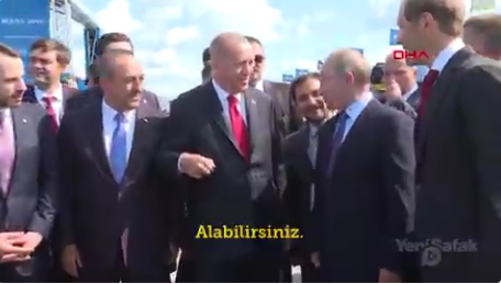 Trong đoạn trao đổi ngắn được phóng viên ghi lại tại MAKS-2019, Tổng thống Thổ Nhĩ Kỳ đã hỏi ông Putin về việc liệu chiếc Su-57 mà Nga đang bày trong khuôn viên triển lãm có bay được không, ông Putin khẳng định là có và ngay sau đó, ông Erdogan đã "hỏi mua" chiếc tiêm kích này. Nguồn ảnh: BI.