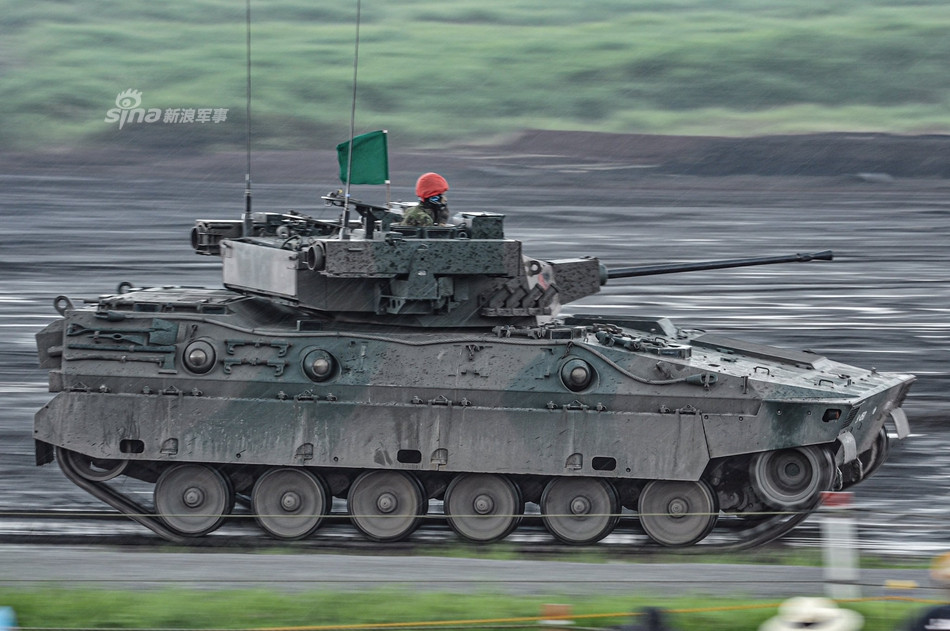 Một điều khá ngạc nhiên với Lực lượng Phòng vệ Mặt đất Nhật Bản đó là trong khi các loại vũ khí cá nhân đều được lực lượng này nhập khẩu từ nước ngoài thì các loại phương tiện chiến đấu hạng nặng lại đều được Nhật Bản tự sản xuất ở trong nước. Nguồn ảnh: Sina.