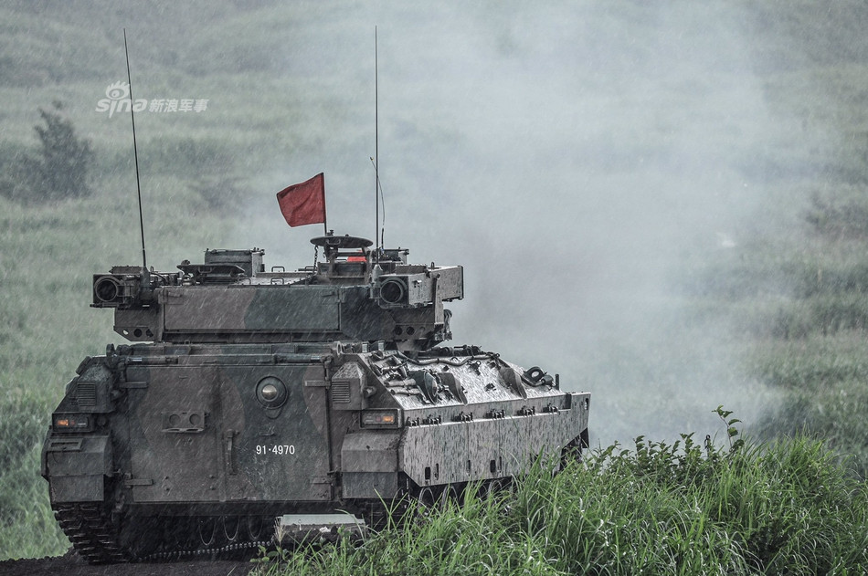 Xe chiến đấu bộ binh Type 89 của Nhật Bản xuất hiện tại buổi trình diễn lần này - hiện tại trong biên chế Lực lượng Phòng vệ Mặt đất Nhật Bản hiện có 68 chiếc loại này. Nguồn ảnh: Sina.