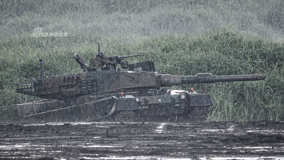 Type 10 cũng được coi là một trong những loại xe tăng đắt tiền bậc nhất thế giới hiện nay với giá của mỗi chiếc vào khoảng gần 9 triệu USD. Nguồn ảnh: Sina.