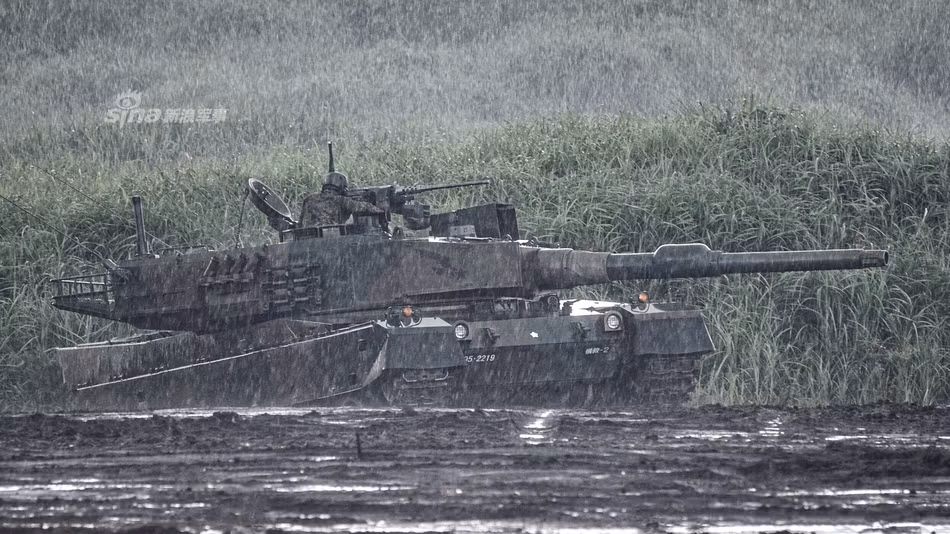 Type 10 cũng được coi là một trong những loại xe tăng đắt tiền bậc nhất thế giới hiện nay với giá của mỗi chiếc vào khoảng gần 9 triệu USD. Nguồn ảnh: Sina.