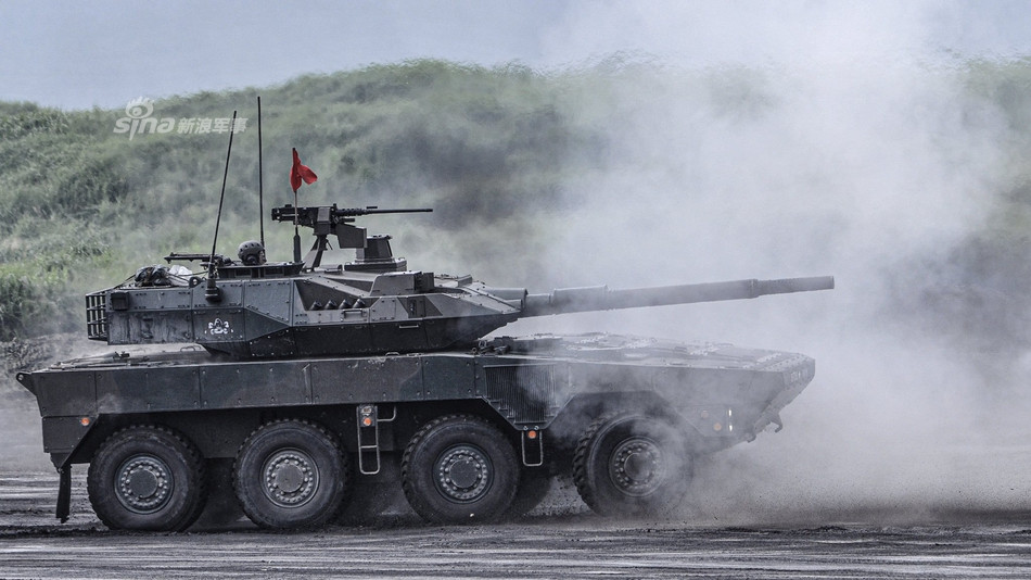 Ngoài ra, màn trình diễn của Lực lượng Phòng vệ Mặt đất Nhật Bản cũng có sự xuất hiện của cả những phương tiện tác chiến cơ động Type 16 - một loại vũ khí cũng do Mitsubishi sản xuất và được coi là có khả năng hoạt động như một khẩu pháo tự hành chống tăng. Nguồn ảnh: Sina.