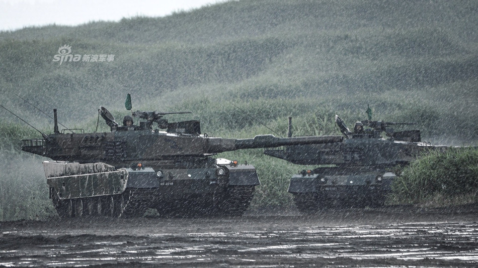 Ngoài ra, đây cũng được xem là loại xe tăng chủ lực duy nhất ra đời trong thế kỷ 21 được trang bị công nghệ khung gầm có khả năng điều chỉnh độ cao, giúp xe tăng tạo được những góc nghiêng cực kỳ độc đáo khi giao tranh. Nguồn ảnh: Sina.