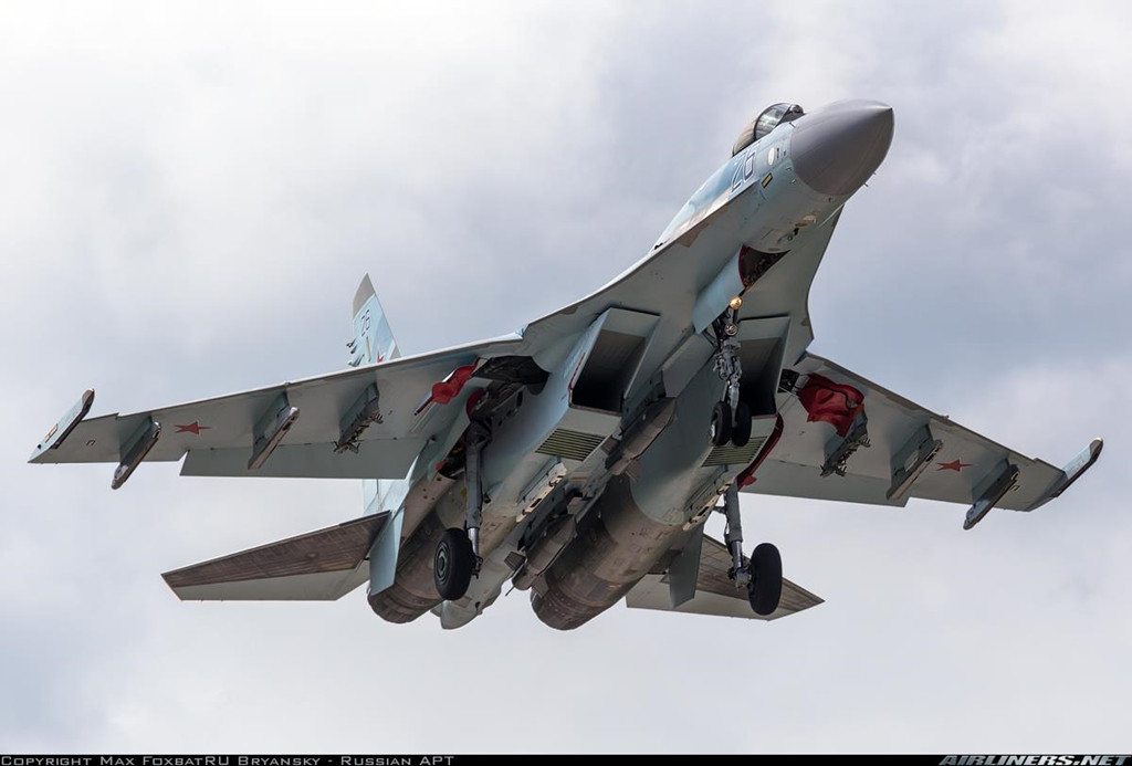 Su-35 là phiên bản mạnh nhất trong gia đình Su-27. Sukhoi đã tạo ra một "kiệt tác" đối với phiên bản này. Đặc tính cơ động siêu việt nhờ động cơ kiểm soát vector lực đẩy, radar mạnh mẽ và tải trọng vũ khí mạnh, Su-35 được đánh giá là tiêm kích thế hệ 4++ hàng đầu thế giới. Ảnh: Airliners.