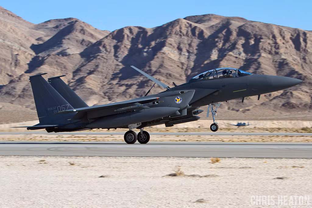 Tổng cộng phía Hàn Quốc đã chi ra 4,2 tỷ USD để đặt mua 40 chiến đấu cơ F-15K từ Mỹ hồi năm 2002. Tuy nhiên phải mất tới 10 năm - nghĩa là tới tận năm 2012 phía Seoul mới nhận được đủ các chiến đấu cơ này. Nguồn ảnh: Chosul.