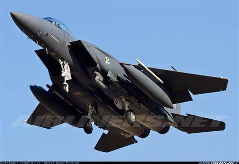 Nếu có một cuộc xung đột toàn diện xảy ra giữa hai miền Triều Tiên, chiến đấu cơ F-15K của Hàn Quốc sẽ là một trong những thứ vũ khí mà Bình Nhưỡng lo sợ nhất. Vậy nên rất có thể Triều Tiên phải tìm cách tiêu đối đầu với loại vũ khí này của Hàn Quốc càng sớm càng tốt, nhất là trước khi những chiếc F-15K này kịp cất cánh. Nguồn ảnh: Chosul.