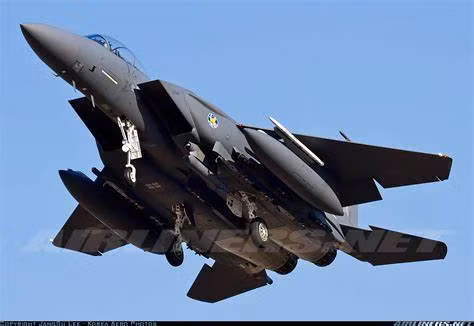 Nếu có một cuộc xung đột toàn diện xảy ra giữa hai miền Triều Tiên, chiến đấu cơ F-15K của Hàn Quốc sẽ là một trong những thứ vũ khí mà Bình Nhưỡng lo sợ nhất. Vậy nên rất có thể Triều Tiên phải tìm cách tiêu đối đầu với loại vũ khí này của Hàn Quốc càng sớm càng tốt, nhất là trước khi những chiếc F-15K này kịp cất cánh. Nguồn ảnh: Chosul.