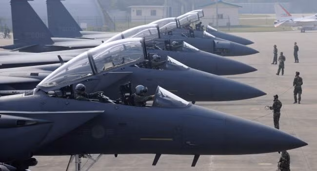 Truyền thông Hàn Quốc cũng khẳng định, những hình ảnh trên được ghi lại tại một trường bắn được Triều Tiên xây dựng dành riêng cho các máy bay ném bom AN-2 - một trong những loại máy bay ném bom cổ lỗ nhất thế giới hiện nay vẫn còn đang được tiếp tục sử dụng. Nguồn ảnh: Chosul.