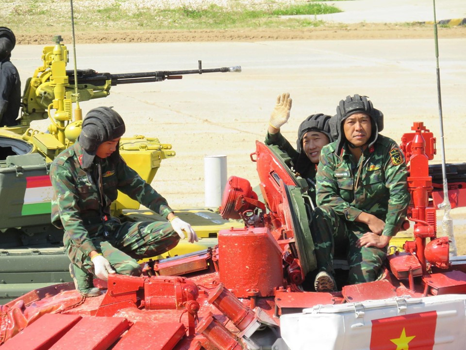 Ngày mai 14/8, các đội sẽ bốc thăm màu xe thi đấu ở vòng chung kết. Đội tuyển Việt Nam và các đội cùng bảng 2 là Uzbekistan, Cuba và Uganda sẽ tranh ngôi đầu bảng ở trận chung kết vào ngày 15/8 tới. Ở bảng 1, nước chủ nhà LB Nga, Belarus, Kazakhstan và Ajerbaijan sẽ thi đấu ở trận chung kết Army Games 2019. Nguồn ảnh: QĐND.