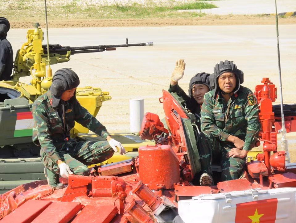 Ngày mai 14/8, các đội sẽ bốc thăm màu xe thi đấu ở vòng chung kết. Đội tuyển Việt Nam và các đội cùng bảng 2 là Uzbekistan, Cuba và Uganda sẽ tranh ngôi đầu bảng ở trận chung kết vào ngày 15/8 tới. Ở bảng 1, nước chủ nhà LB Nga, Belarus, Kazakhstan và Ajerbaijan sẽ thi đấu ở trận chung kết Army Games 2019. Nguồn ảnh: QĐND.