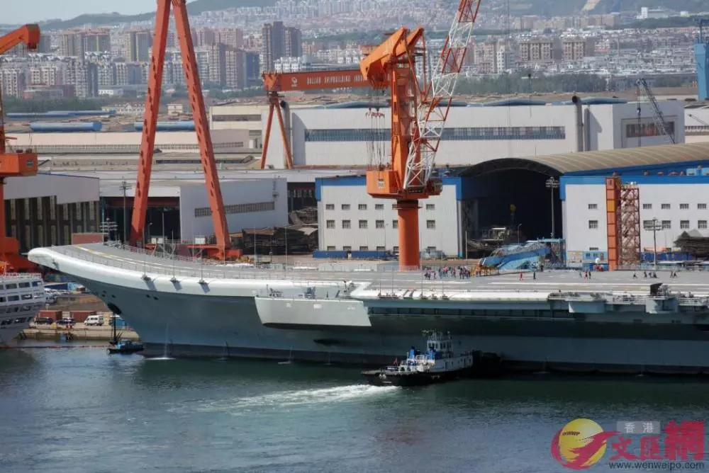 Đặc biệt trong những bức hình này còn ghi nhận hình ảnh của máy bay tiêm kích J-15 đã đỗ trên sàn của tàu sân bay Type 001A, một tín hiệu cho thấy chiếc Type 001A đã bước vào giai đoạn thử nghiệm phóng và thu hồi máy bay. Nguồn ảnh: QQ.