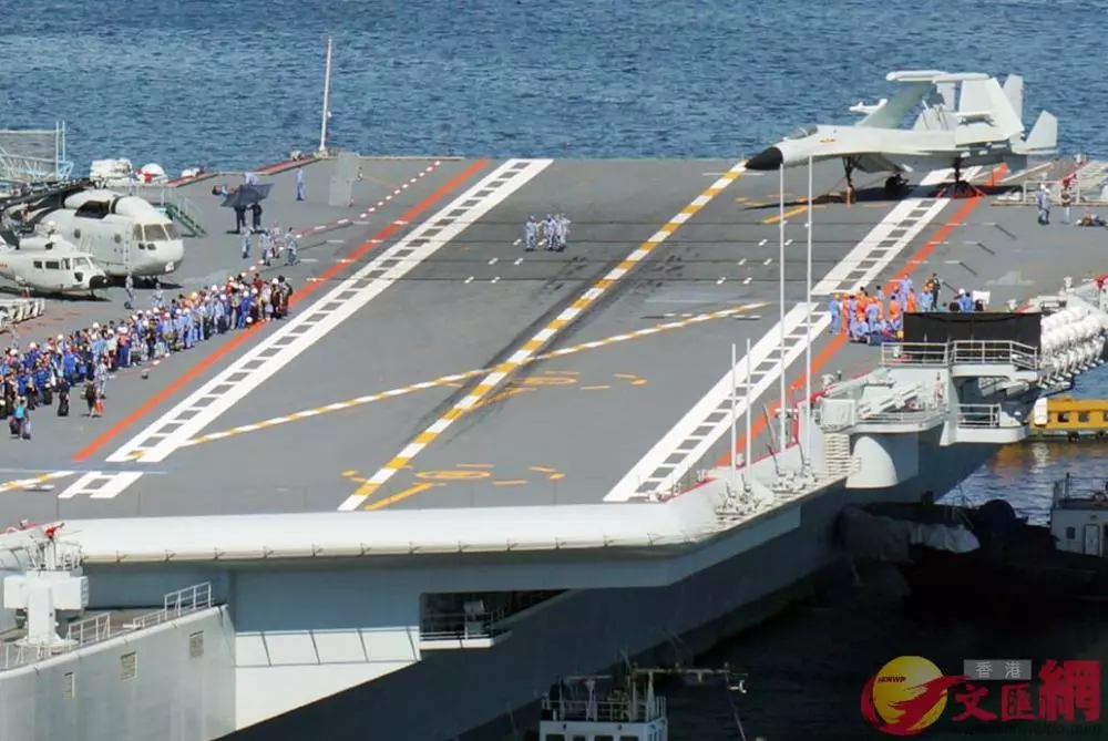 Ngoài ra có thể dễ dàng nhận thấy trên đường băng của chiếc hàng không mẫu hạm Type 001A có rất nhiều vệt lốp - bằng chứng cho thấy đã diễn ra nhiều pha phóng và thu hồi máy bay thử nghiệm trên tàu. Nguồn ảnh: QQ.